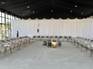 مراوح رذاذ مكيفات صحراوية جلسات طاولات كراسي