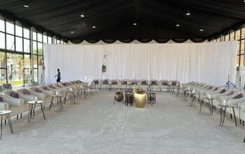 مراوح رذاذ مكيفات صحراوية جلسات طاولات كراسي