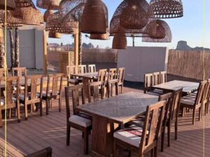 جلسات مودرن, كراسي جلد, طاولات دائرية ,خيام شعبية