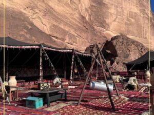 خيام ملكية, خيام متوسطة, كنب جلد ابيض, كراسي فندقي