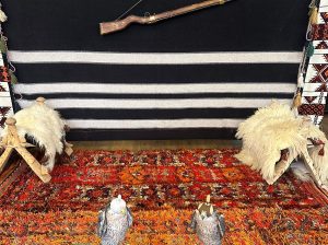 تأجير كنب جلد أبيض ، طاولات طعام مع كراسي
